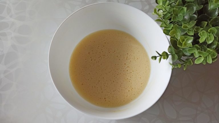 Яйца, сахар, ванильный сахар, соль, сливочное масло в миске